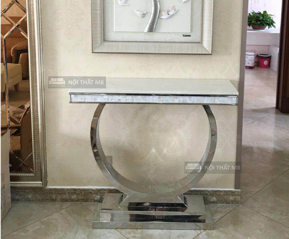 ban-trang-tri-ma-titan